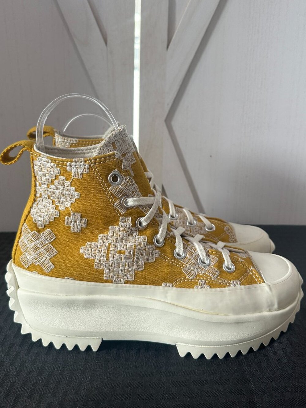 Converse Run Star Hike High Top Embroidered Sneakers Women’s 7 Men’s 5.5